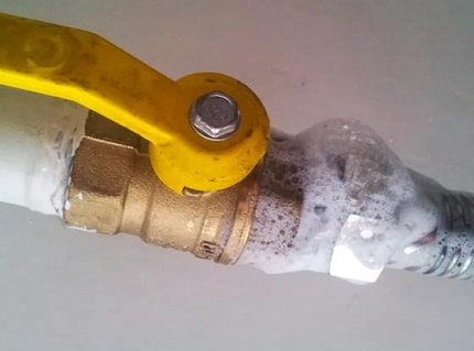 Méthode pneumatique de sertissage du système de chauffage Comment trouver les micro fuites de liquide de refroidissement