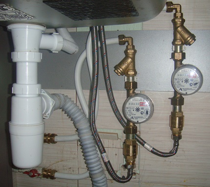 Using flexible eyeliner to install water meters