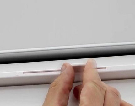 Supply ventilation adjustment on a plastic window Airflow adjustment