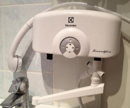 Billig variant av øyeblikkelig varmtvannsbereder Varmeapparat Electrolux Smartfix 2.0 S