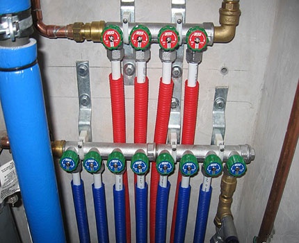 Isang kolektor para sa pamamahagi ng pag-init sa isang pribadong bahay