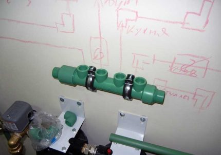 The principle of the device of the electrical distribution of the water supply in the apartment DIY collector