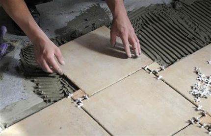 Pose de carreaux après l'installation d'un plancher chauffant à l'eau Pose de carreaux de sol