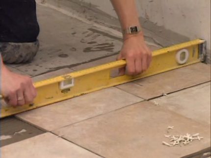 Pose de carreaux sur des planchers chauffés à l'eau Niveau de carrelage