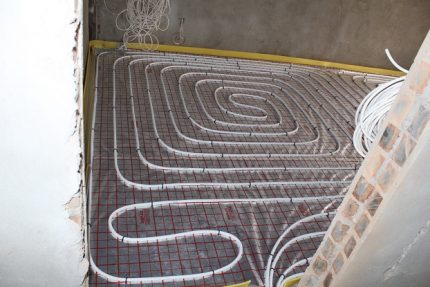 Lacunes dans l'installation d'un plancher chauffant à l'eau pour les carreaux Pose négligente de tuyaux de chauffage par le sol