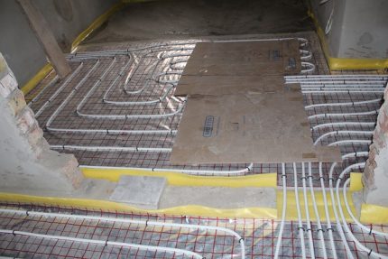 Comment disposer un plancher chauffant à l'eau sous le carrelage Protection de tuyau de chauffage par le sol