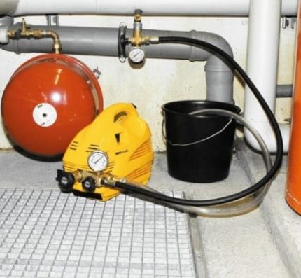 Essais hydrauliques avant de démarrer un plancher d'eau chaude sous linoléum Système de sertissage
