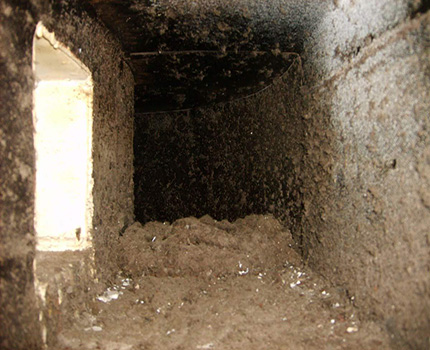 Gaine de ventilation non nettoyée Gaine de ventilation contaminée d'un immeuble à appartements