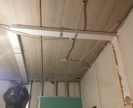 Option for laying a plastic duct for hoods Installing a hidden plastic box