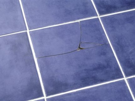Quale substrato utilizzare per la posa di un pavimento caldo sotto una piastrella Piastrella incrinata