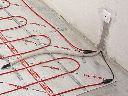 Come installare il riscaldamento a pavimento del cavo sotto la piastrella Sensore di temperatura corrugazione
