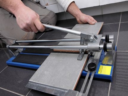 Taglio di piastrelle per la posa su un pavimento caldo Tagliapiastrelle manuale