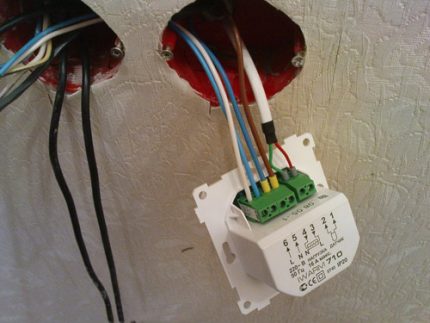 Instalace řídicí jednotky podlahového topení pod dlaždici Připojení řídicí jednotky a snímače teploty