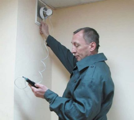 Test before cleaning the ventilation ducts in an apartment building Checking ventilation by anemometer