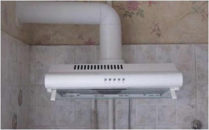 Installing exhaust hoods from neighbors leads to premature ventilation cleaning Extractor fan in the kitchen