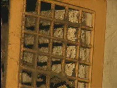Ventilation strip confirms the need to clean the ventilation Dirty ventilation grill