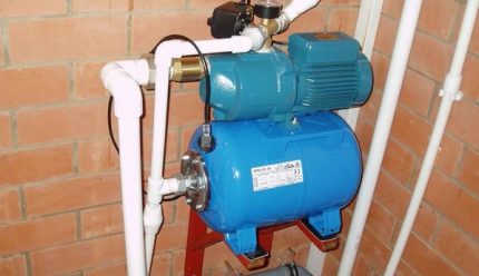 Hydraulic accumulator as part of a water pumping station Pumping station