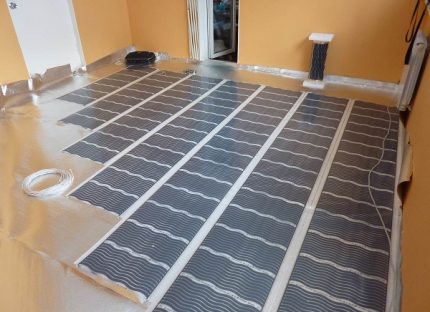 Ang aparato ng isang film heat-insulated floor sa ilalim ng linoleum Ang paglalagay ng isang pelikula sa ilalim ng pag-init