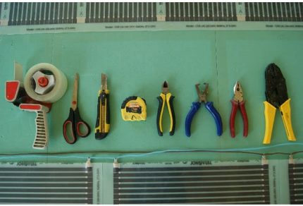Mga tool para sa paglalagay ng isang mainit na sahig ng pelikula sa ilalim ng linoleum Mga tool para sa pag-init ng pelikula