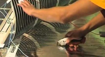 Pag-install ng isang sistema ng pagpainit sa sahig ng pelikula