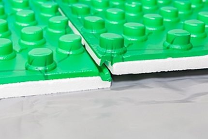 Assemblage de tapis en un seul système pour la pose d'un plancher d'eau chaude Tapis de verrouillage