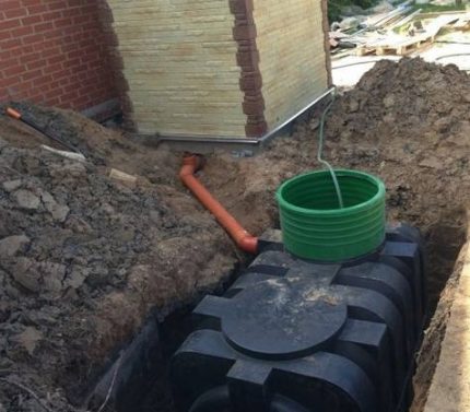 Installation dans la fosse d'une fosse septique Chistok 2000 Septic Cleaner 2000