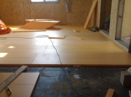 Installation d'isolant pour STP Pose de chauffage par le sol