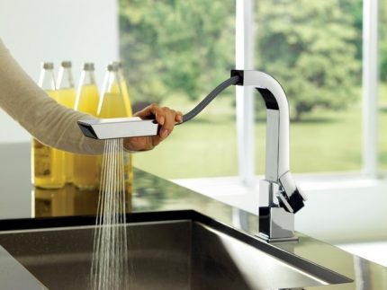 Izvucite kuhinjsku mješalicu Izljev koji se uvlači
