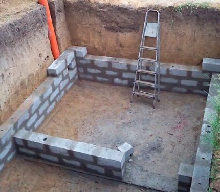 Organização da ventilação da adega com um tubo na fase de construção Adega de construção