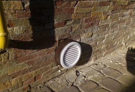 Como fazer a ventilação da adega usando dutos de ventilação Ar na parede