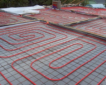 Le dispositif d'un plancher d'eau chaude sur le chevauchement d'une grande surface Pose d'un plancher d'eau chaude sur un sol de forme complexe