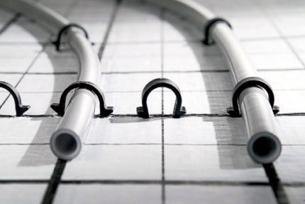 Conventional floor heating mats Mounting harpoon staples