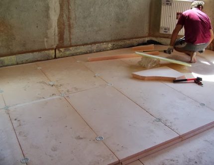 The device of the insulation system under the underfloor heating Installation of EPSS in two layers