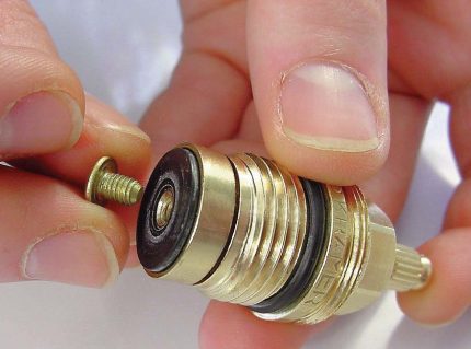 Hoe een douche / uitloopschakelaar te repareren Pakking vervangen