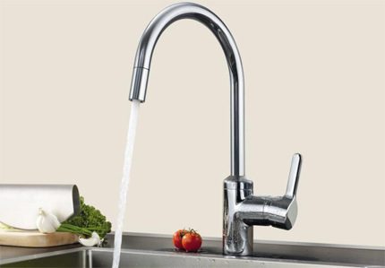 Como trocar uma torneira velha na cozinha por um novo aparelho Misturador durante a operação
