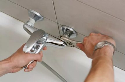 Instalação de um misturador de parede com conexão a tomadas de água Misturador de parede