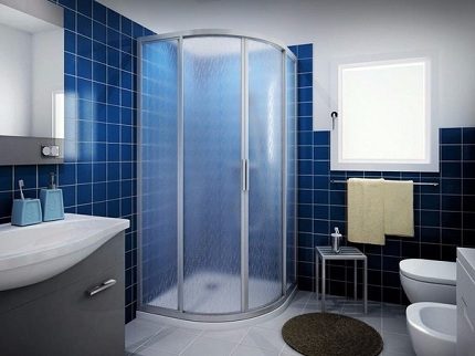 Ang aparato ng isang shower cabin nang walang tray sa sulok Compact na shower shower