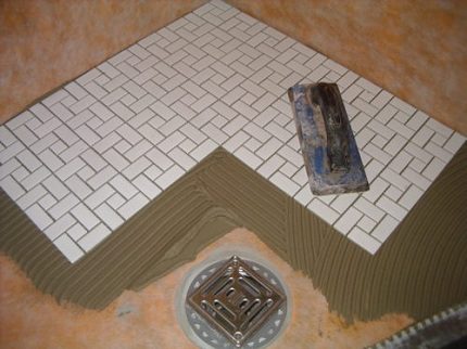 Ang aparato ng isang shower cabin nang walang tray na may mga tile Ang pagtula ng mga tile sa shower