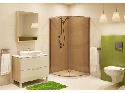 Ang aparato ng isang sliding shower cabin nang walang papag Sliding shower