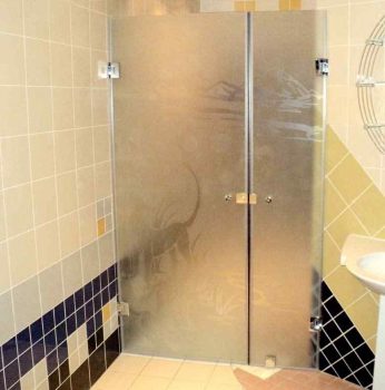 DIY shower cubicle na may mga pintuan ng salamin Pintuan ng salamin