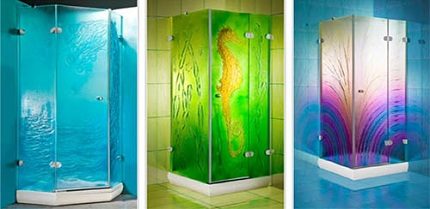 Ang aparato ng isang shower cabin nang walang tray na gawa sa kulay na baso May marumi baso shower cubicle