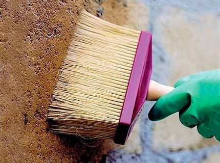 The use of antifungal agents for walls Priming
