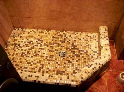 Ang aparato ng isang shower cabin nang walang papag na may mosaic Cabin para sa isang mosaic shower