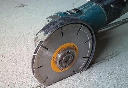 Shtrobling para colocação oculta de condutores e conexão de um toalheiro aquecido elétrico Disco abrasivo duplo