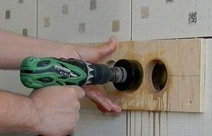 Faça furos para tomadas para conectar um toalheiro aquecido elétrico Estênceis
