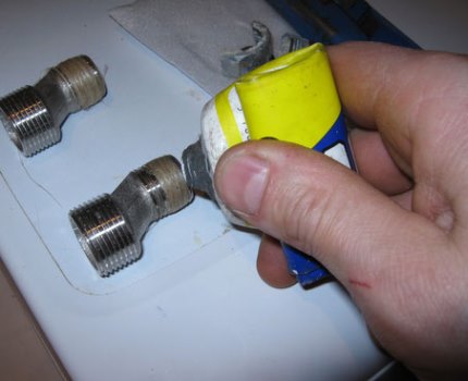 Voorbereiden van schroefdraadverbindingen voor het installeren van een muurmixer in de keuken Schroefdraadverbindingen