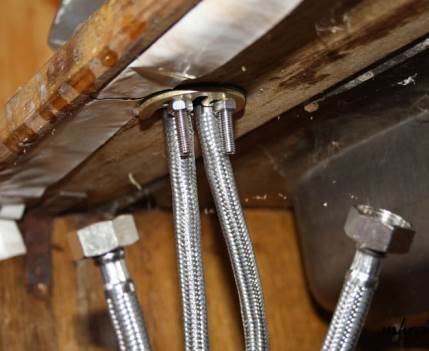 Bevestiging en bevestiging van de kraan nozzles in de keuken