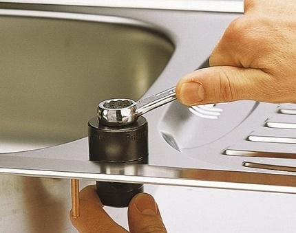 Gaten snijden voor de mixer in de gootsteen Gaten snijden voor de mixer in de gootsteen