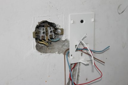 Ang pag-install ng isang regulator ng temperatura upang makontrol ang mainit na sahig sa loggia at balkonahe Pag-mount ng isang termostat