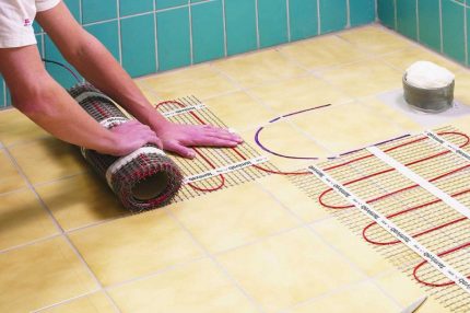 Ang isang variant ng aparato ng pinainitang sahig sa sistema ng loggia cable Mga pampainit na banig